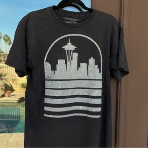 Casual Industrees Seattle Skyline Space Needle Black/Grey Tee M